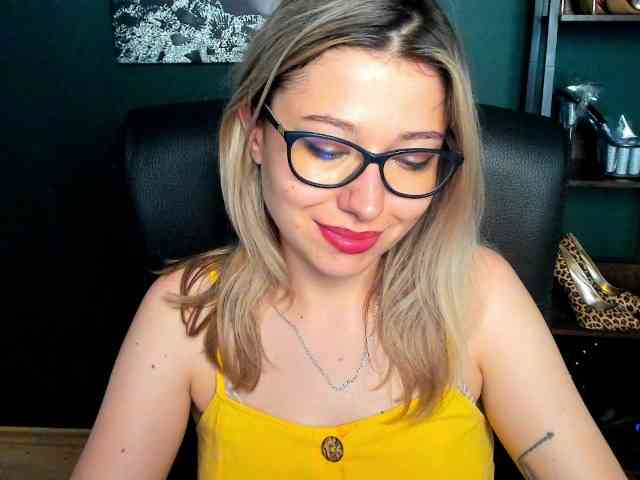 xxHeidiLove webcam