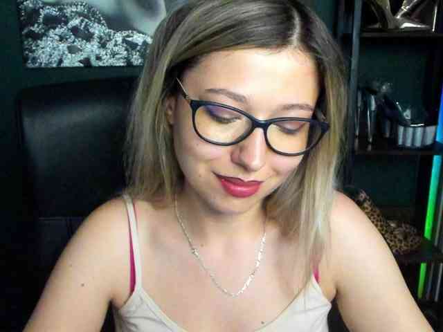 xxHeidiLove webcam