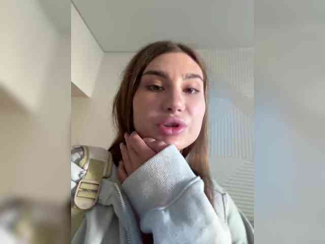 -emilybaby-'s cam show statistics and live stream