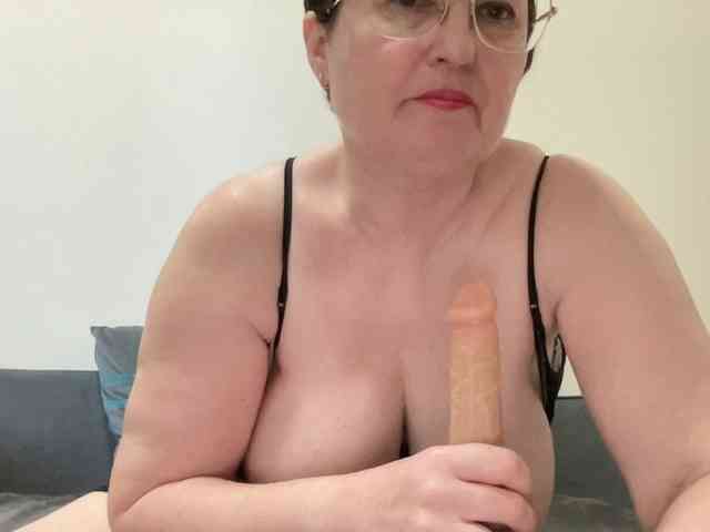HotMilfPussy webcam