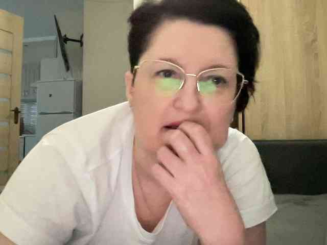 HotMilfPussy webcam