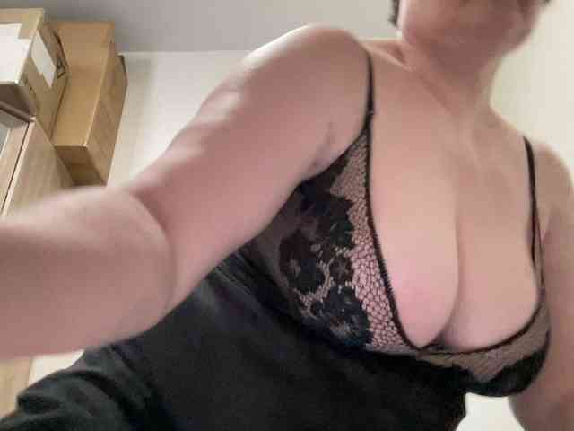 HotMilfPussy webcam