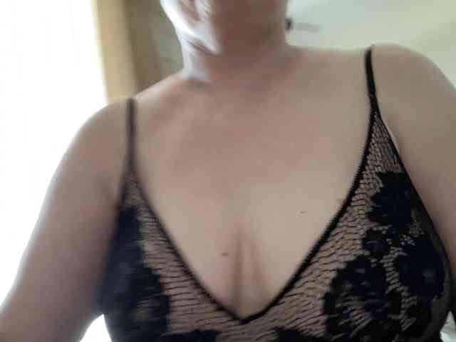 HotMilfPussy webcam