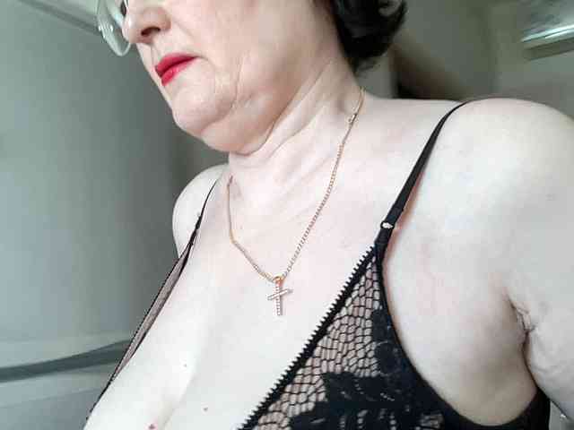 HotMilfPussy webcam