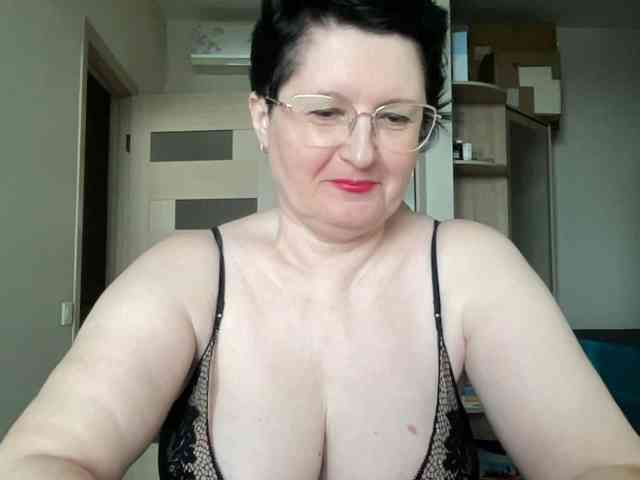 Model: HotMilfPussy