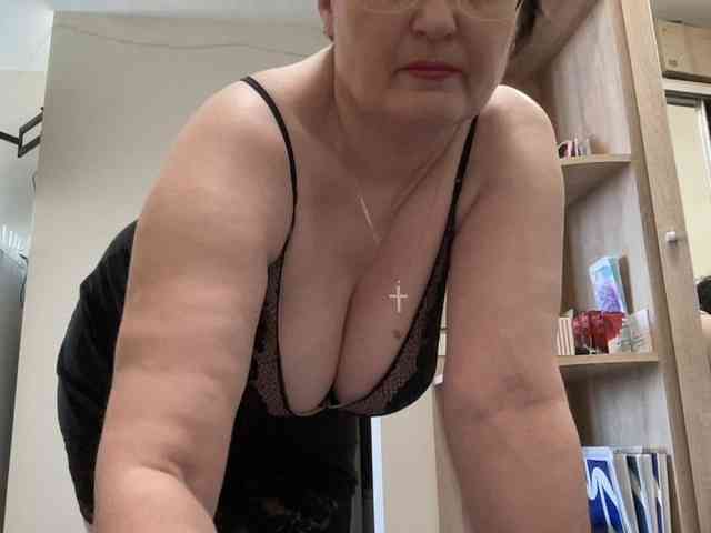 Model: HotMilfPussy