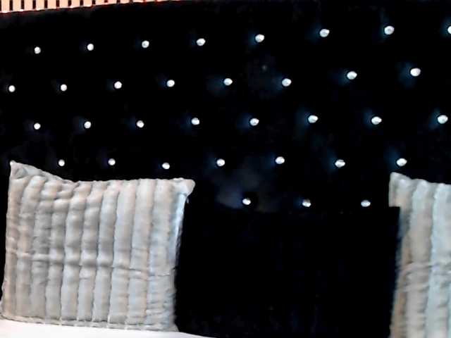 InannaIshtar1 live cam on BongaCams