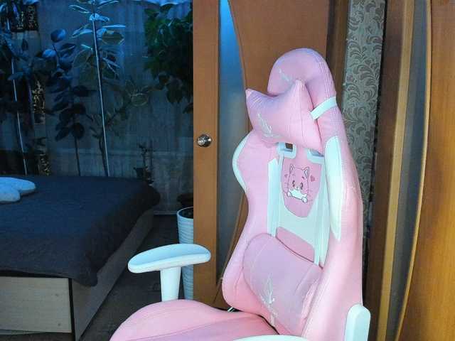 Lola18111 live cam on BongaCams