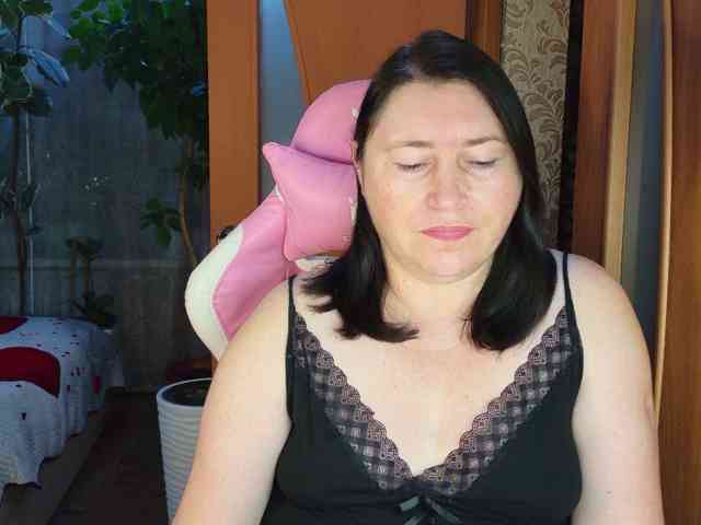 Lola18111 live female cam on bongacams