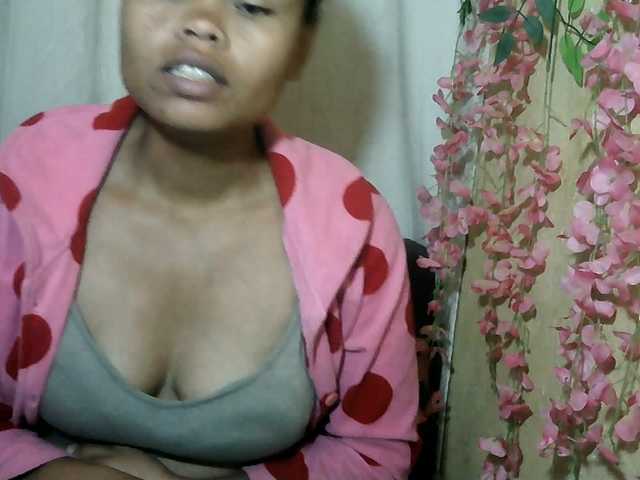 Pussy01lips live cam on BongaCams