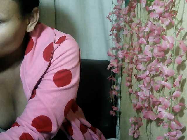 Pussy01lips live cam on BongaCams
