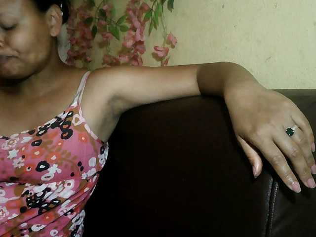 le modèle Pussy01lips est en webcam porno dans un show sur le site bongacams, il possède les tags suivants: Ebony,Brunette,Shaved