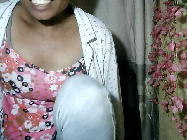 Pussy01lips live cam on BongaCams