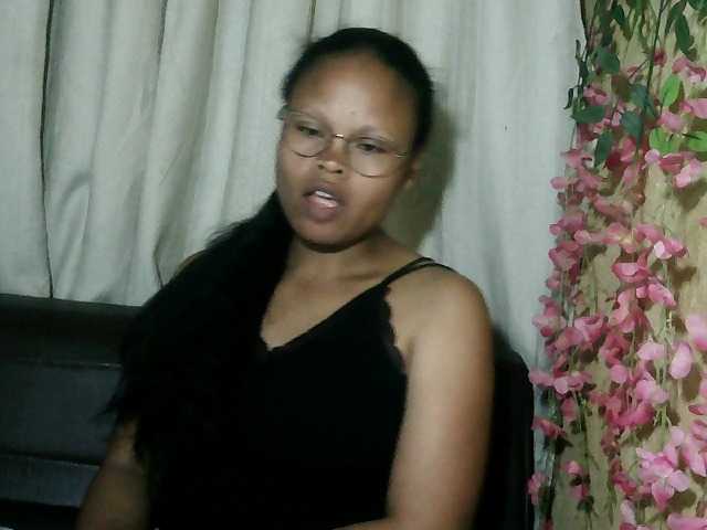 Pussy01lips live cam on BongaCams