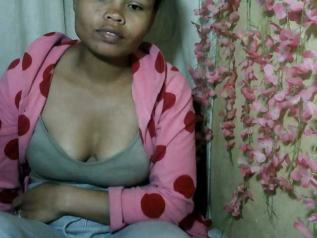 Pussy01lips live cam on BongaCams