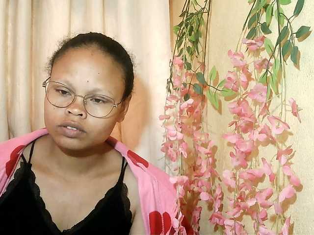 le modèle Pussy01lips est en webcam porno dans un show sur le site bongacams, il possède les tags suivants: Ebony,Brunette,Shaved