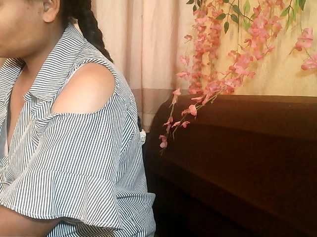 Pussy01lips live cam on BongaCams