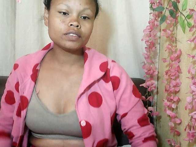 Pussy01lips live cam on BongaCams
