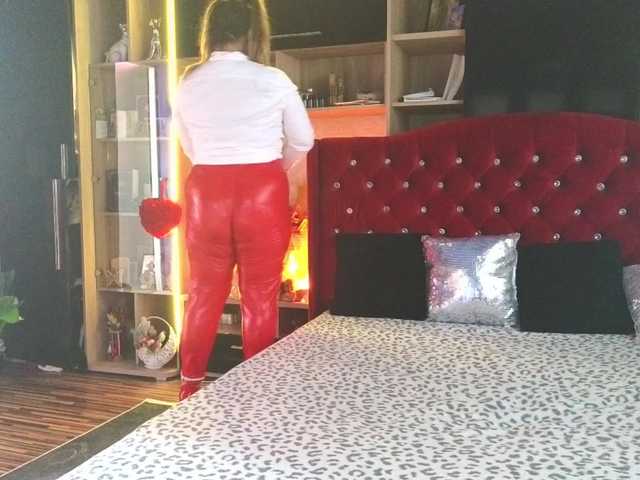 CandyBigbooty's BongaCams show and profile