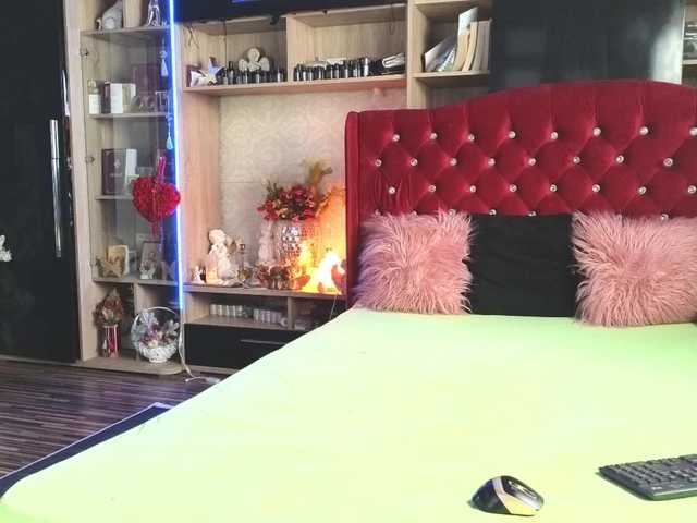 CandyBigbooty live cam