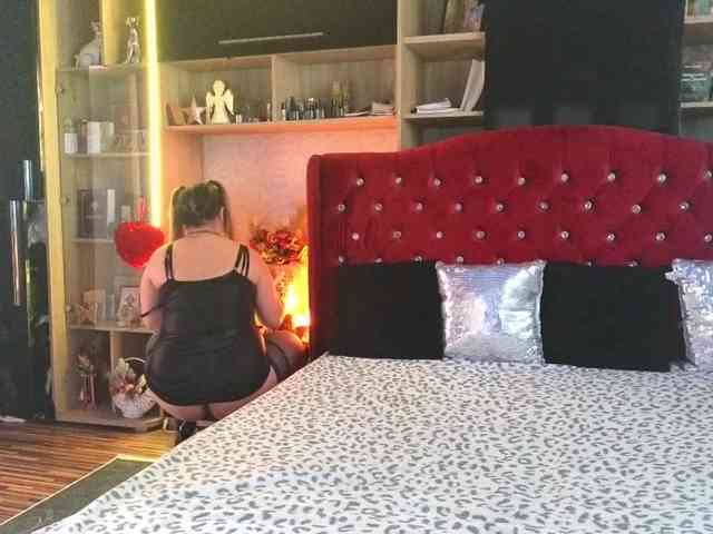 CandyBigbooty webcam