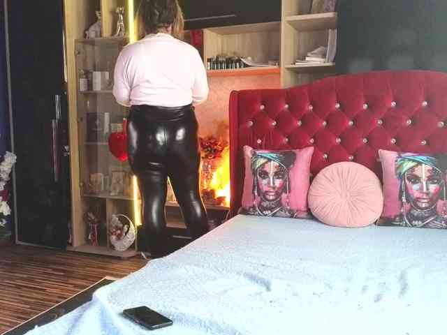 CandyBigbooty webcam