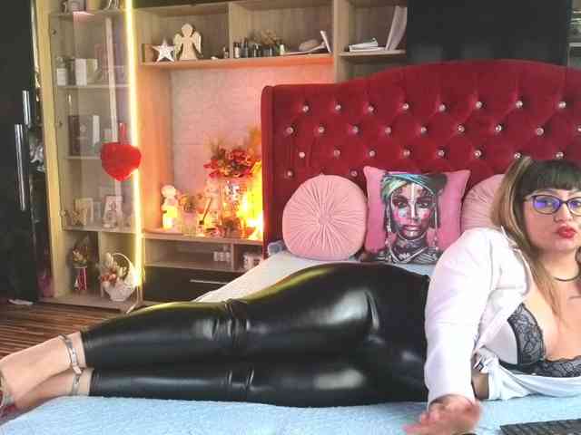 CandyBigbooty webcam