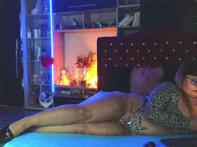 CandyBigbooty webcam