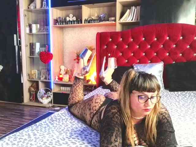 CandyBigbooty webcam