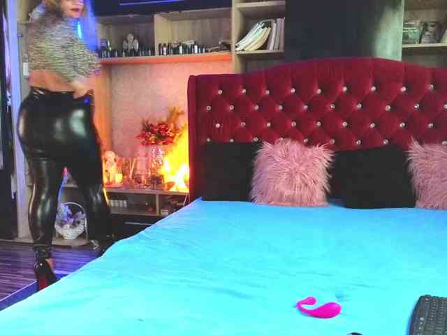 CandyBigbooty webcam