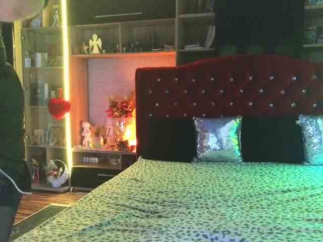 CandyBigbooty webcam