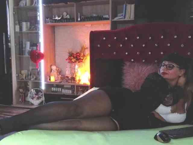 CandyBigbooty webcam