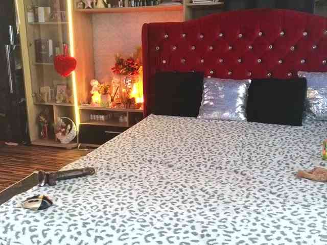 CandyBigbooty webcam