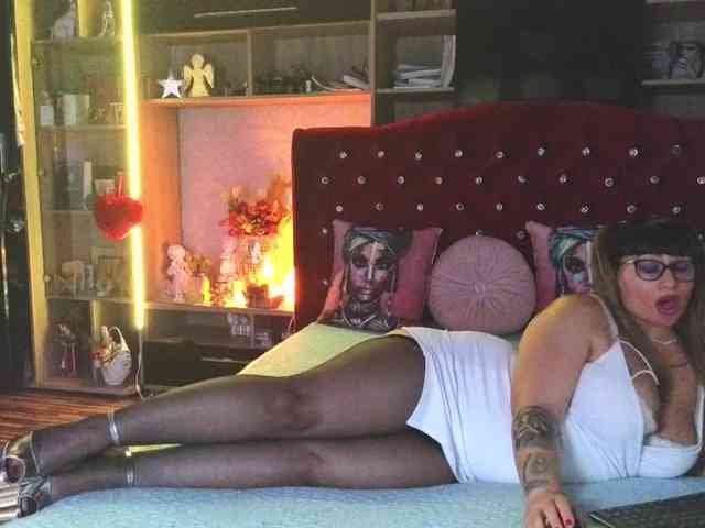 CandyBigbooty webcam