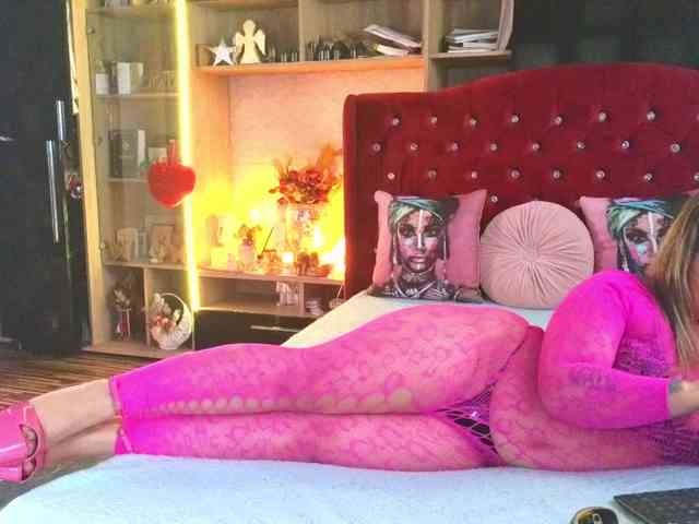 CandyBigbooty webcam