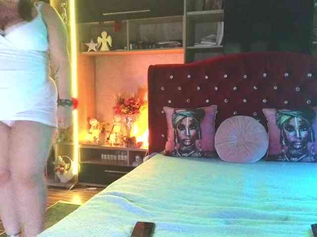 CandyBigbooty webcam