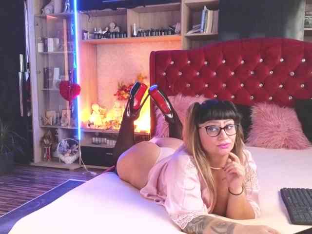 CandyBigbooty webcam