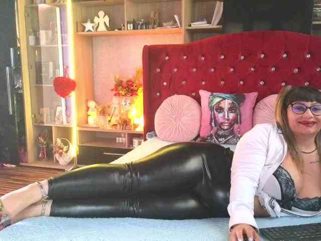 CandyBigbooty webcam