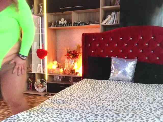 CandyBigbooty webcam