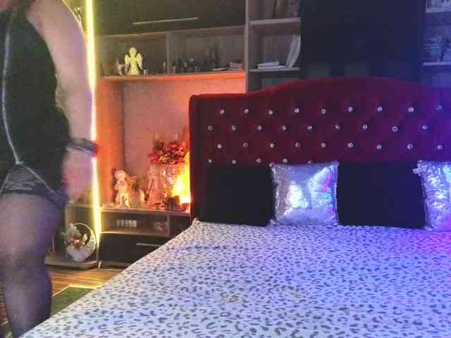 CandyBigbooty webcam