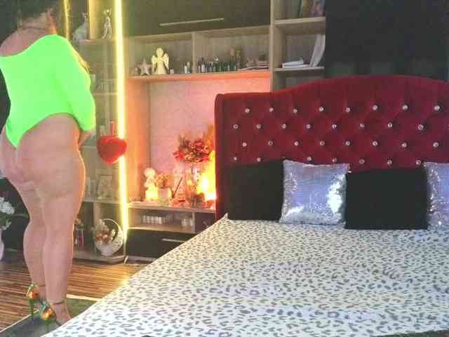 CandyBigbooty webcam