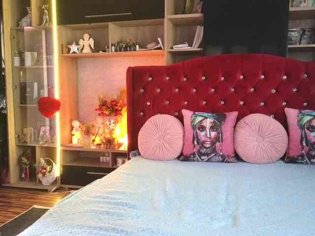 CandyBigbooty webcam