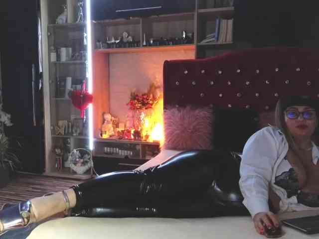 CandyBigbooty webcam
