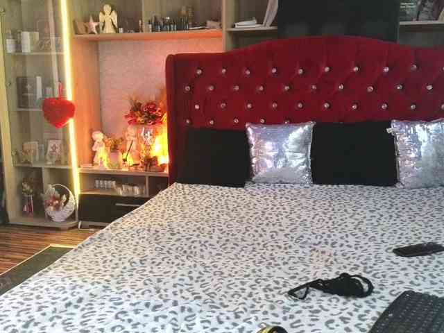 CandyBigbooty webcam