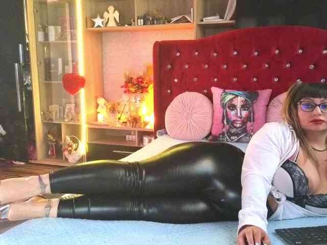 CandyBigbooty webcam