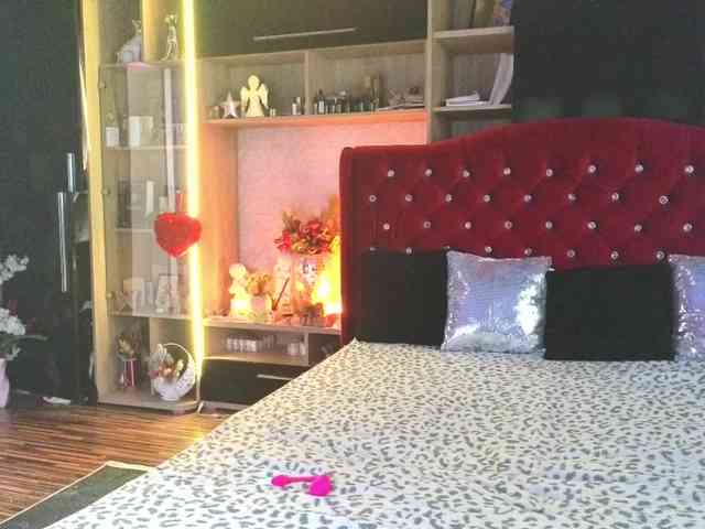 CandyBigbooty webcam