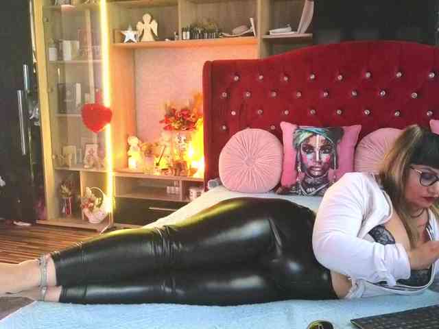 CandyBigbooty webcam