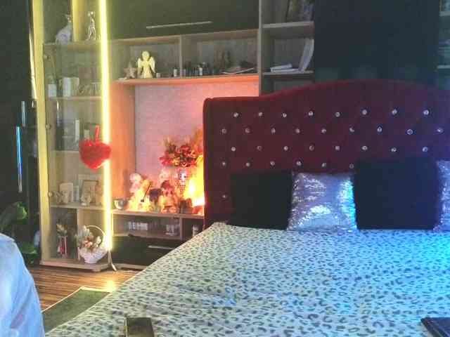 CandyBigbooty webcam