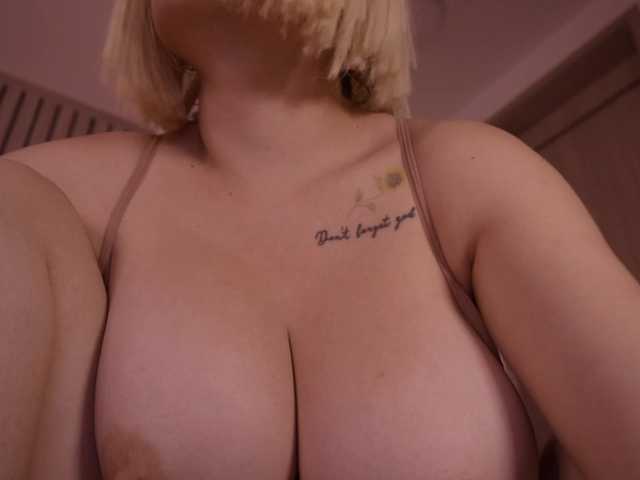 bella-adams live cam on BongaCams