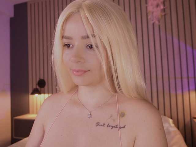 bella-adams live cam on BongaCams